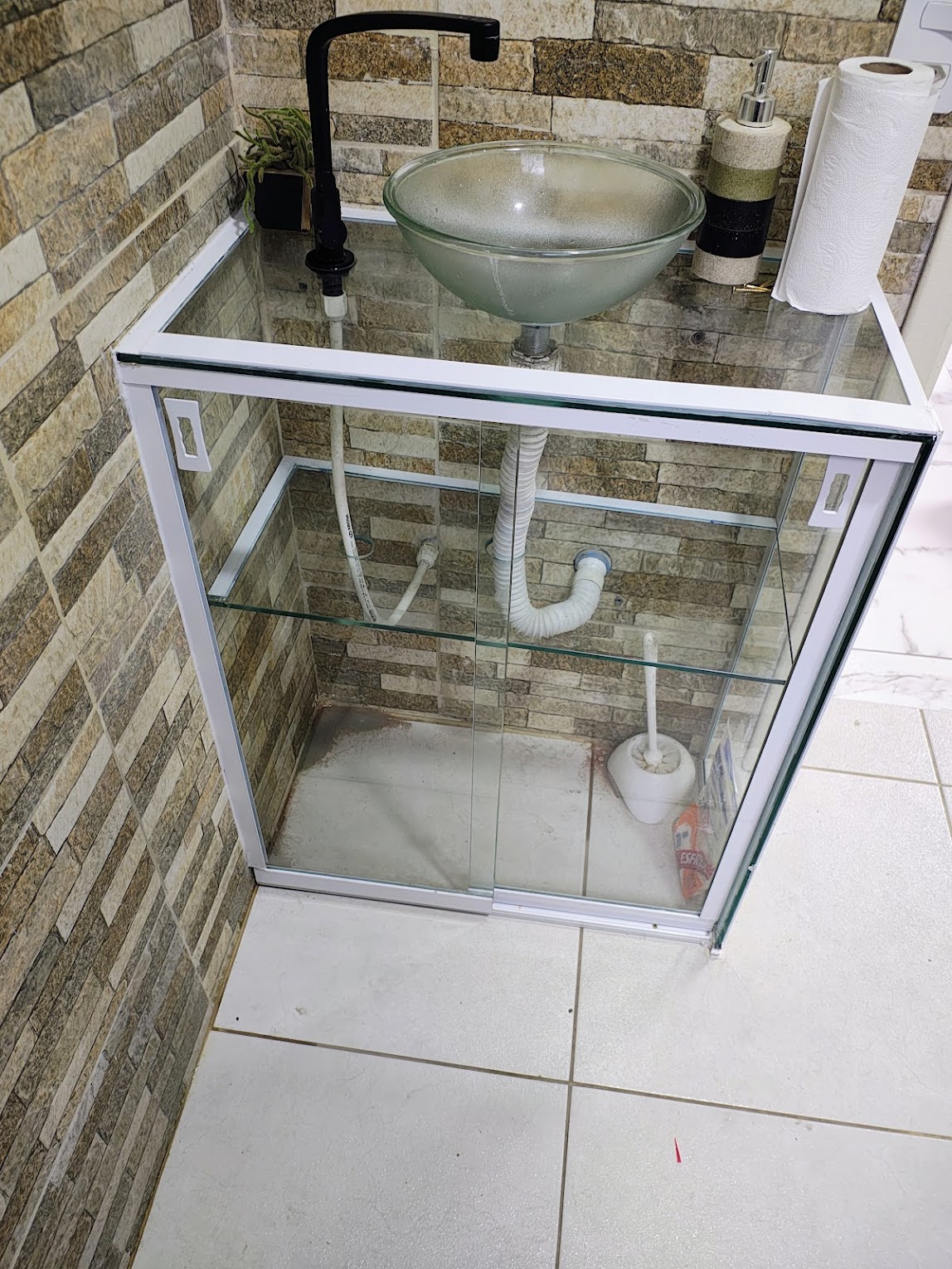Gabinete de vidro com cuba